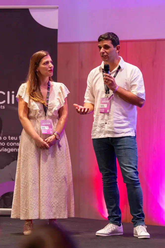 Joana e Bruno em palco num evento iCliGo